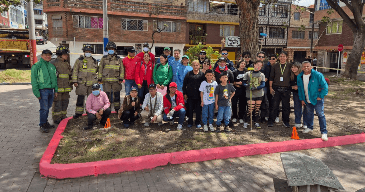 Comunidad, entidades distritales y voluntarios participan en jornada de recuperación del parque infantil del barrio La Alameda en Ciudad Bolívar