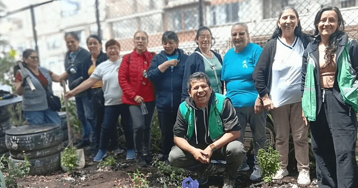 Personas mayores de San José de la Granja participan en la creación de un refugio para polinizadores en Engativá junto al Jardín Botánico de Bogotá.