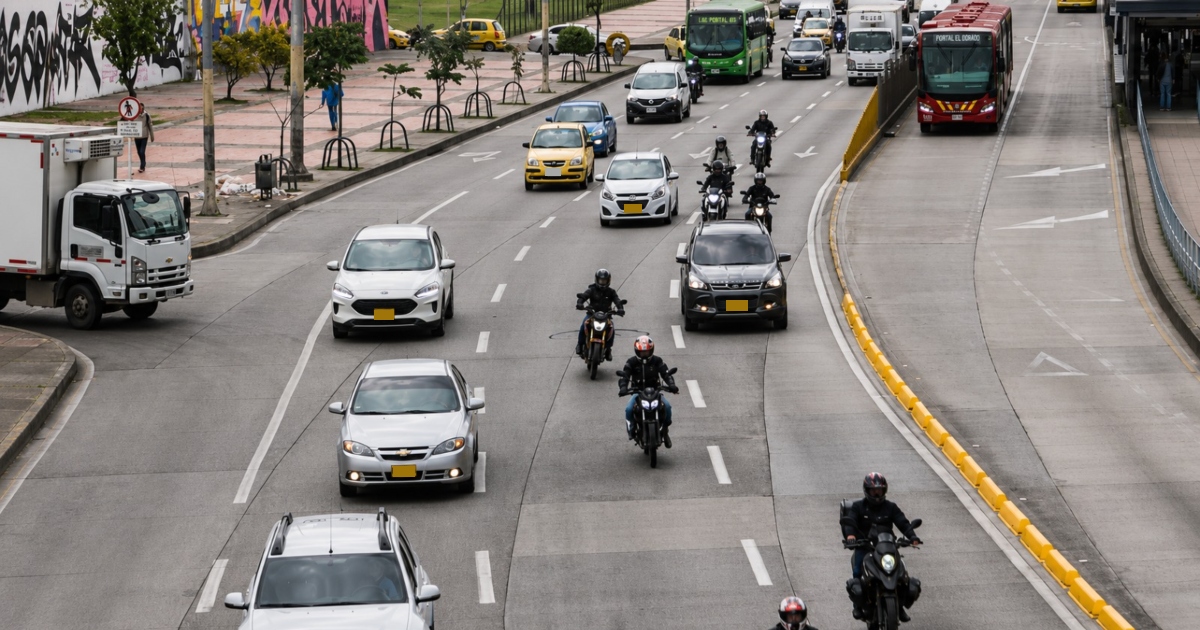 Foto que muestra vehículos andando por las calles