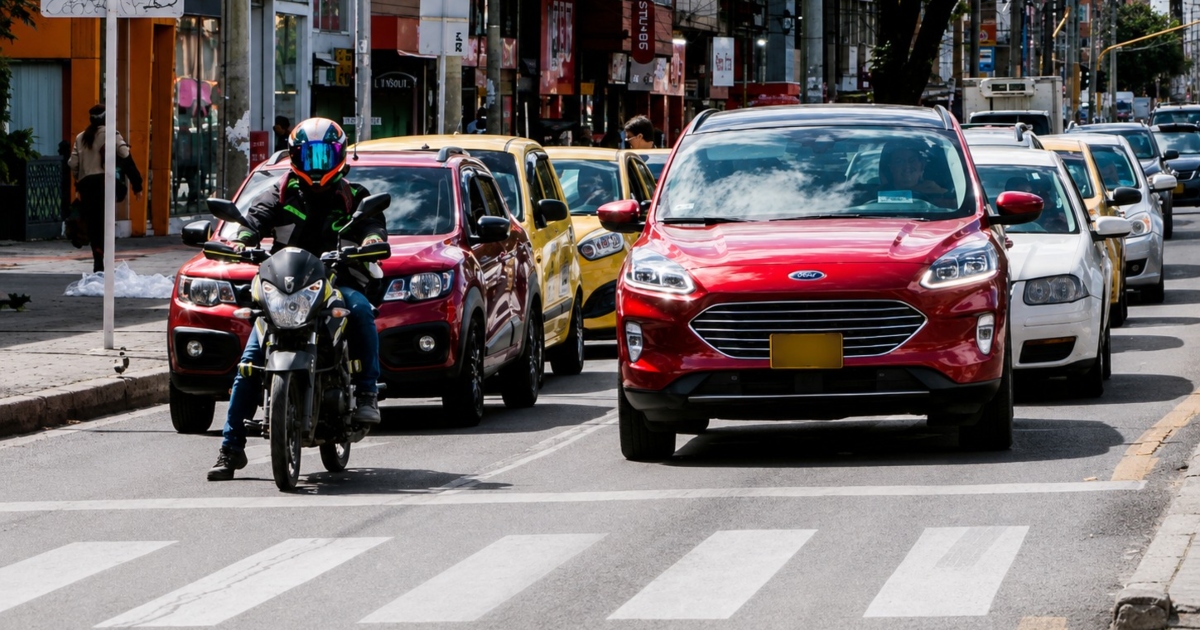Foto que muestra vehículos circulando por las calles de Bogotá.