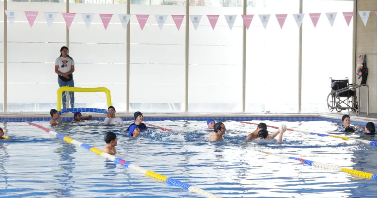 Imagen de varias personas nadando en una piscina 
