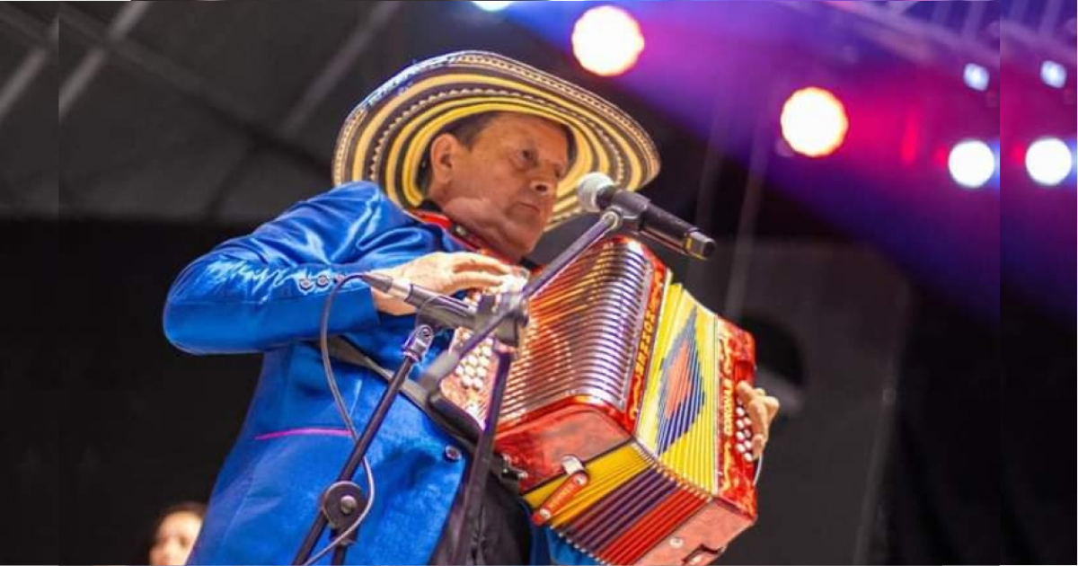 Imagen de uno de los artistas que estará en Vallenato mientras toca un acordeón.