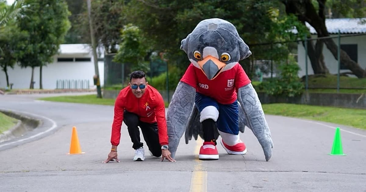 Persona y mascota institucional del IDRD realizan salida deportiva en pista durante actividad recreativa que promueve programas de deporte, actividad física y recreación para todas las edades en Bogotá.