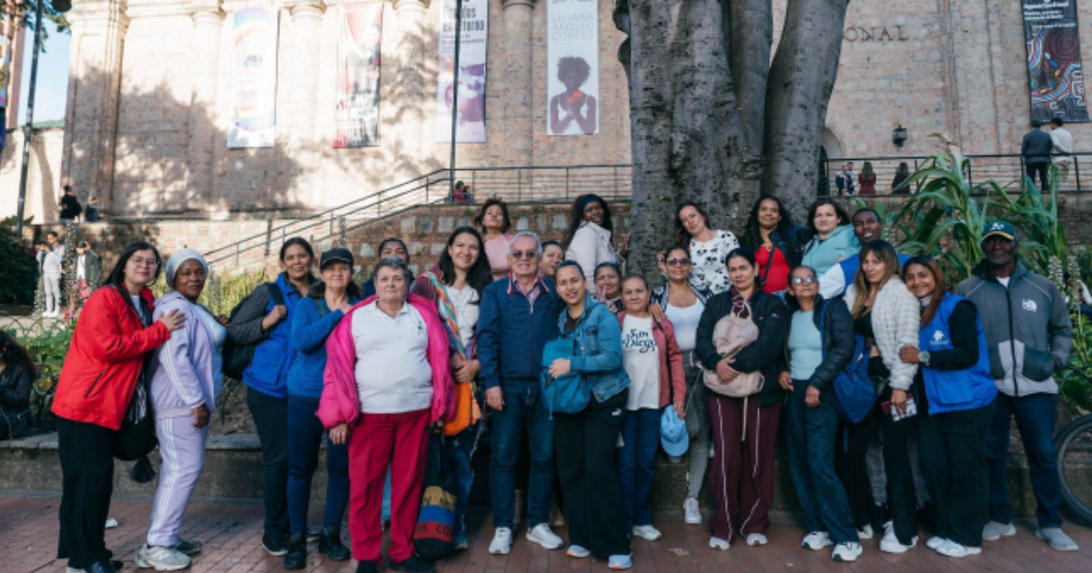 Foto de un grupo de ciudadanos al frente del Museo Nacional