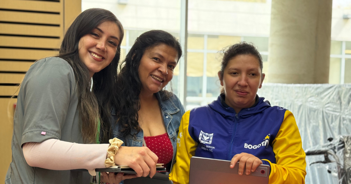 Foto de tres mujeres recibiendo ayudas técnias