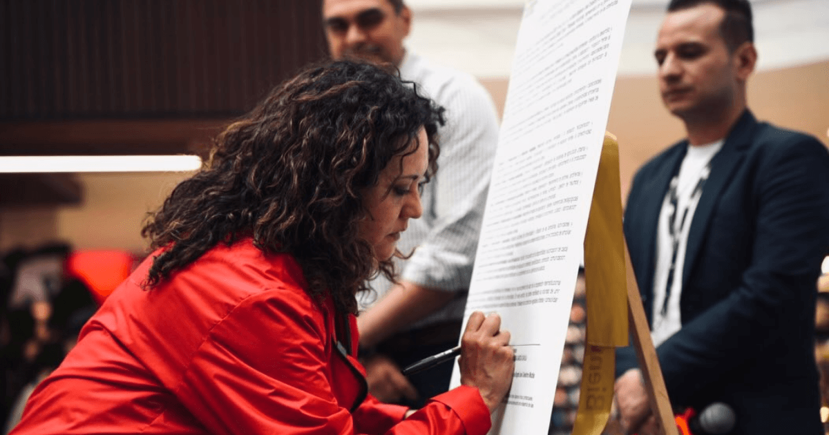 Firma de acuerdos de cooperación entre el Jardín Botánico de Bogotá y 12 centros comerciales. En la imagen se aprecia a Maria Claudia García, directora del Jardín Botánico, firmar el convenio de cooperación.