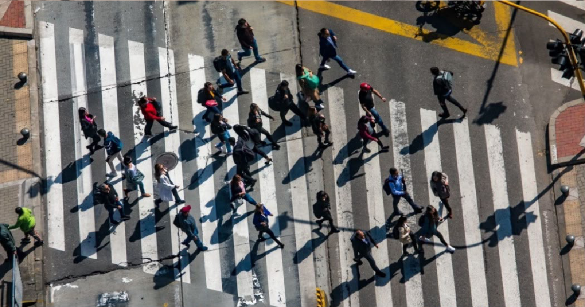 Peatones cruzando la cebra en Bogotá