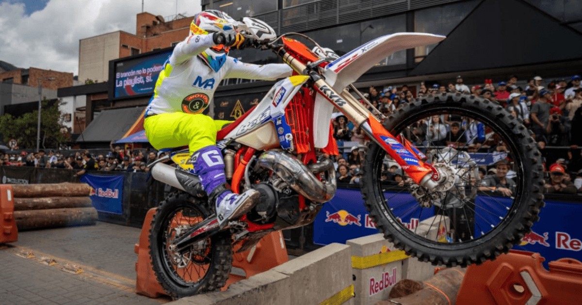 Motociclista realiza maniobra de exhibición sobre obstáculos durante Red Bull Moto Urbano en el Festival de Verano 2026 de Bogotá.