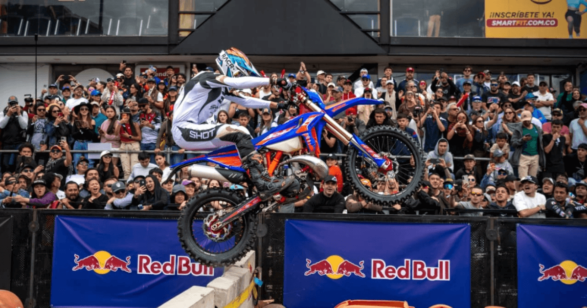 Motociclista realiza maniobra de exhibición sobre obstáculos durante Red Bull Moto Urbano en el Festival de Verano 2026 de Bogotá.