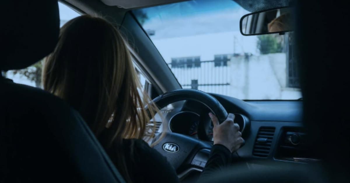 Foto de una mujer conduciendo un vehículo en una vía de Bogotá.