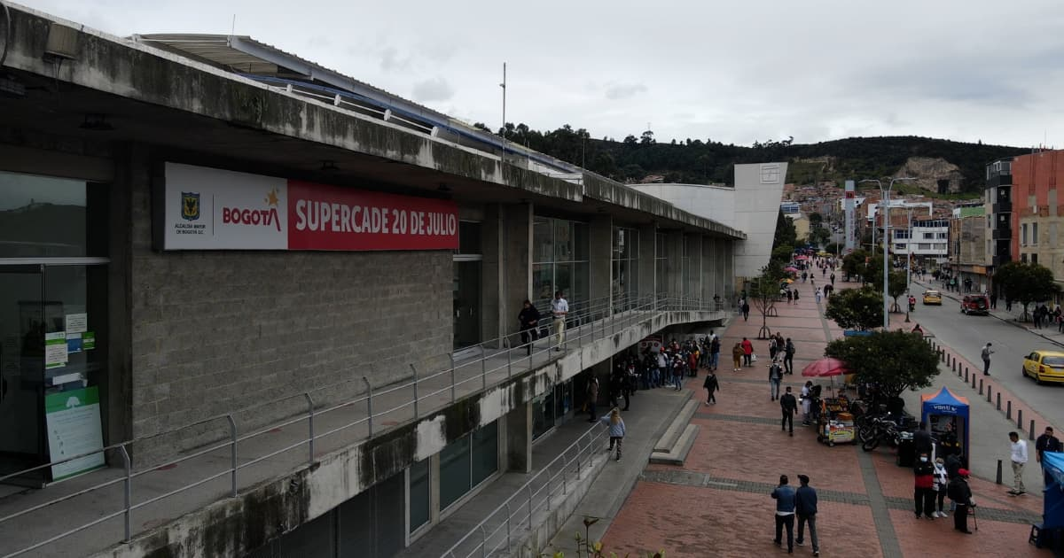 Fotografía de la fachada del SuperCADE del 20 de julio