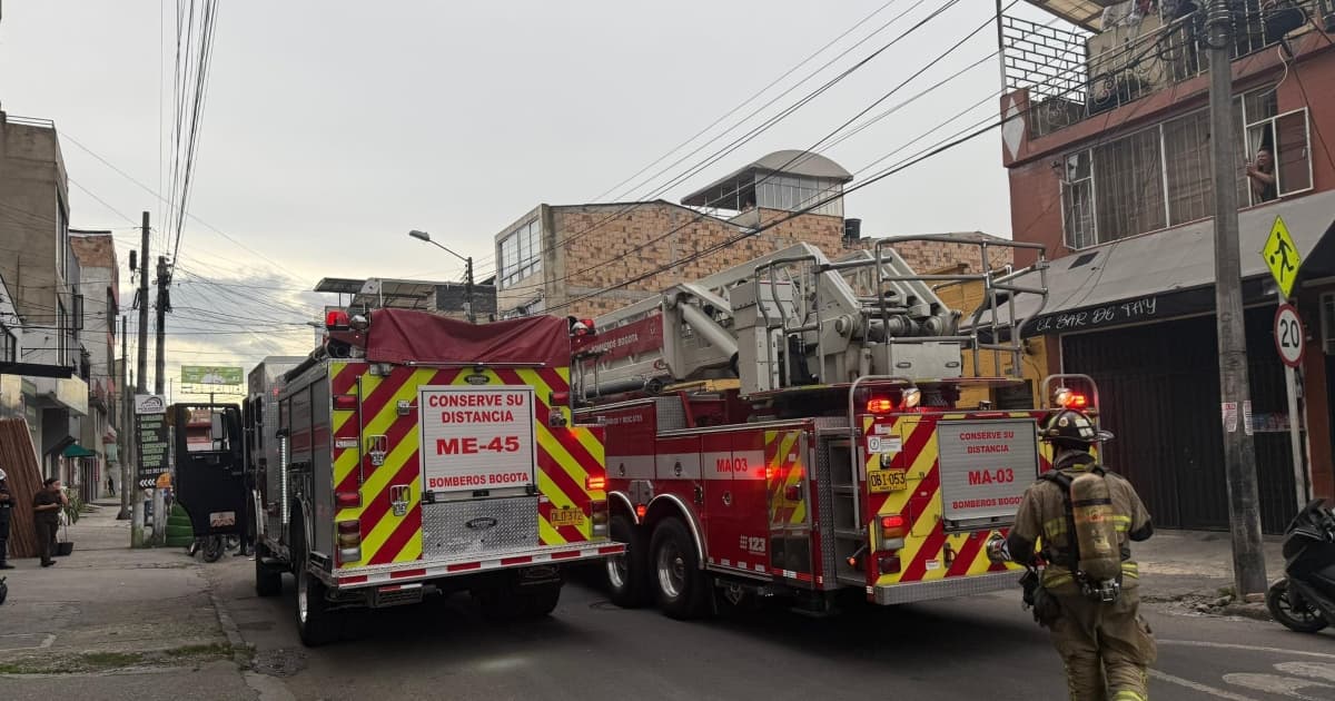 Foto de maquinas de bomberos en las calles de Bogotá.