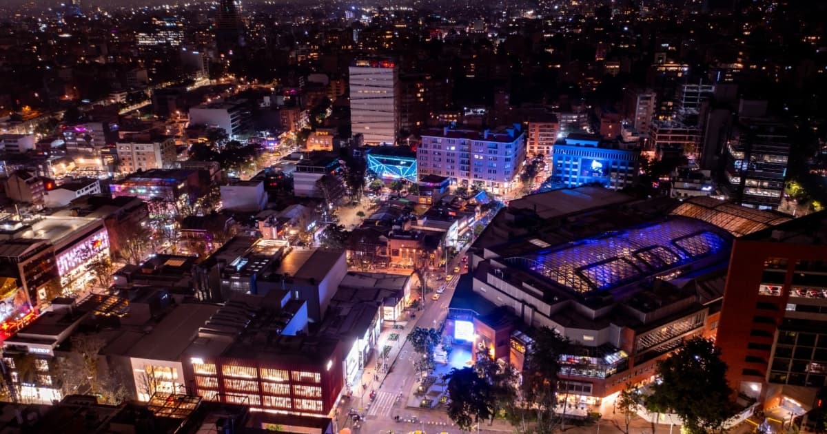 Foto panorámica nocturna de Bogotá.