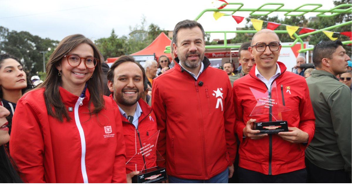Foto de alcalde con otros funcionarios del distrito