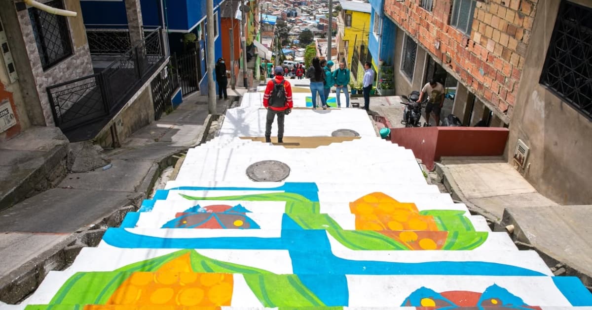 Foto de las escaleras renovadas en el barrio Cerro Norte en Bogotá.