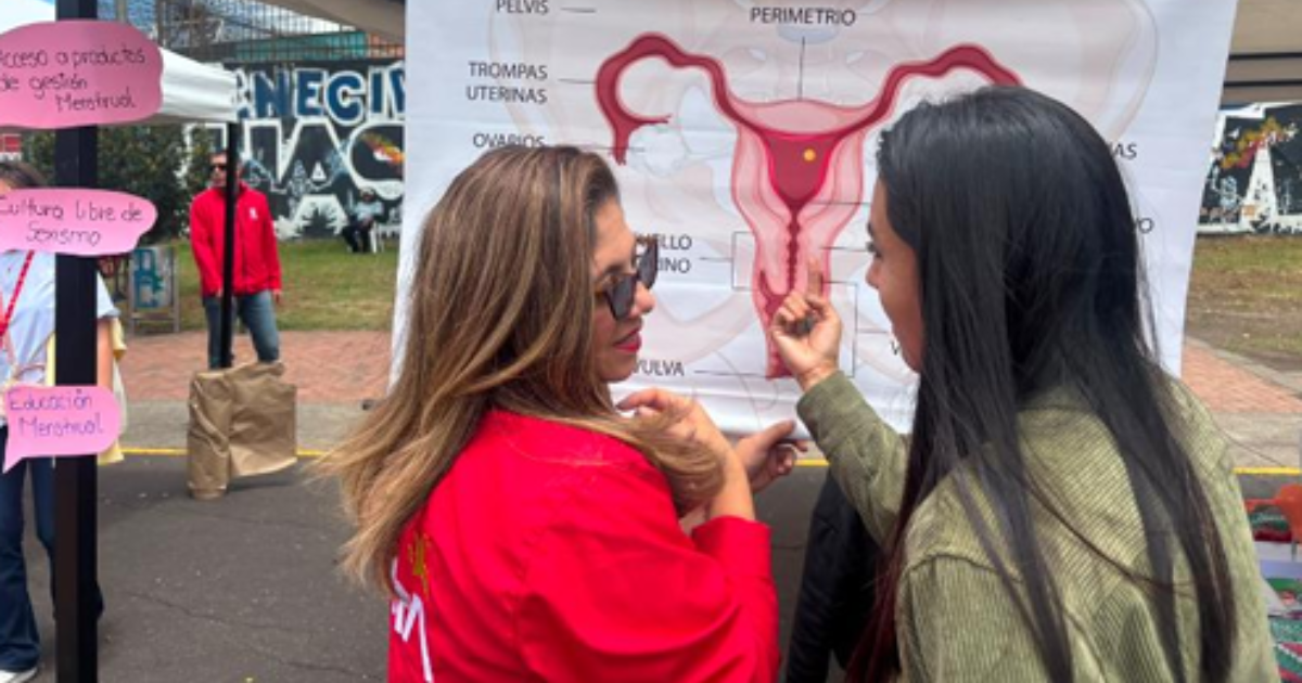 Foto de una funionaria hablando con una ciudadana 