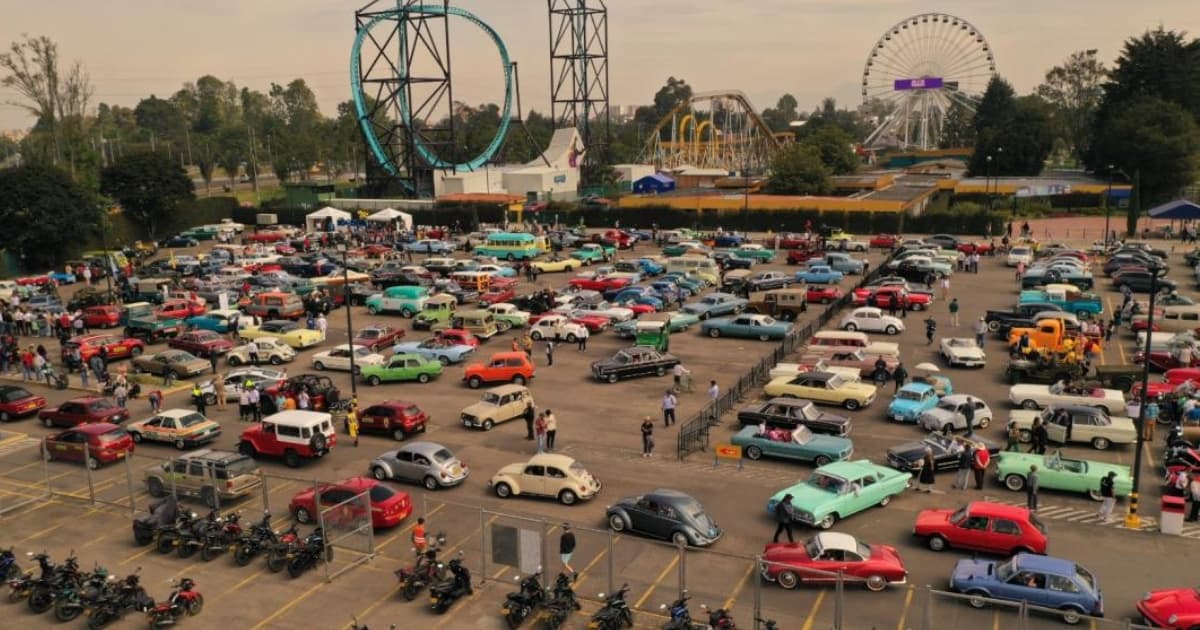 Foto de los autos antiguos y clásicos en el parqueadero del parque Salitre Mágico de Bogotá.