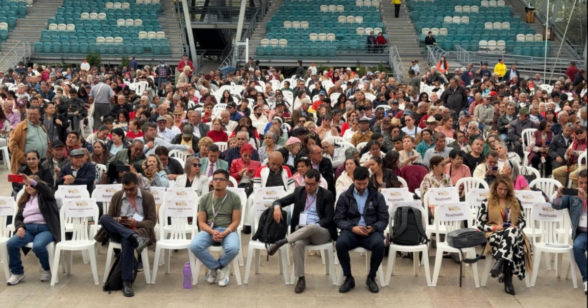 Foto de varios pensionados en la conmemoración del Día del Pensionado 