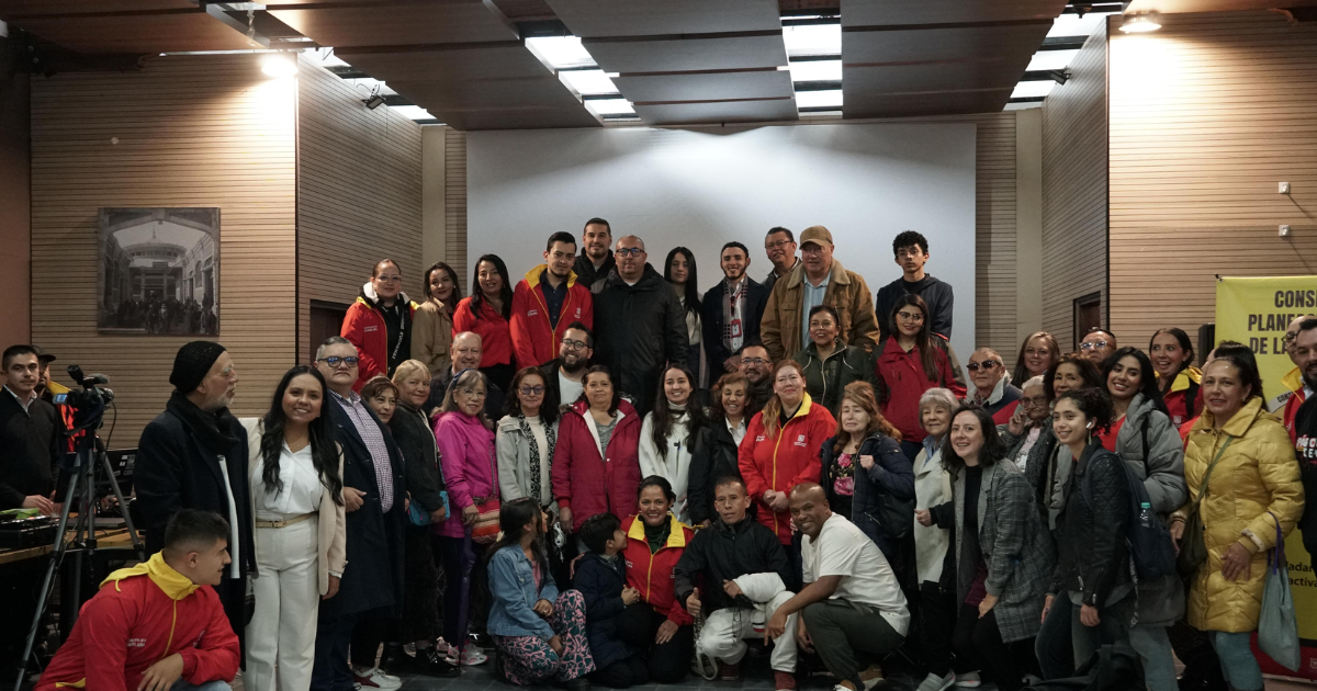 Foto de un grupo de ciudadanos en una charla 