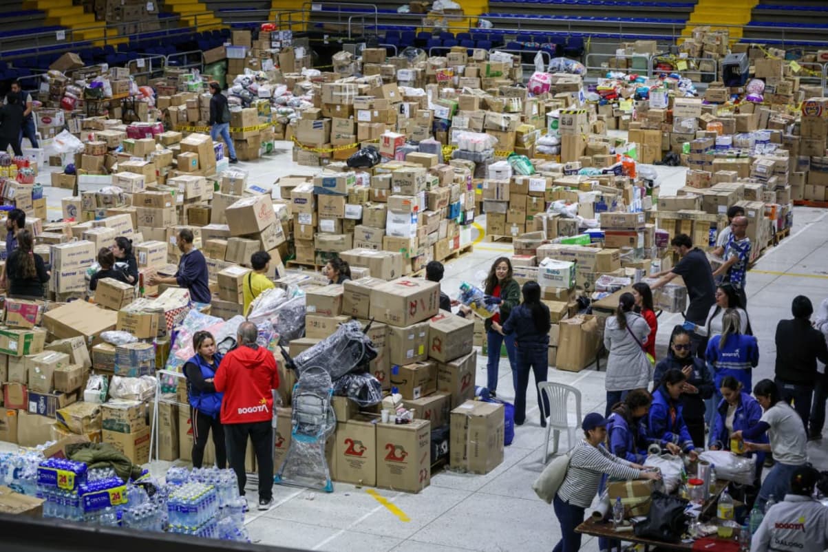 Foto de recepción de donaciones y ayudas en el Palacio de Los Deportes de Bogotá.