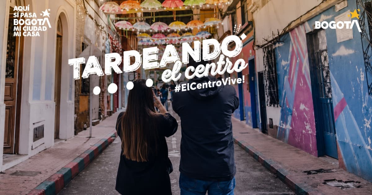 Foto de una calle en el centro de Bogotá y la imagen de 'Tardeando el Centro'.