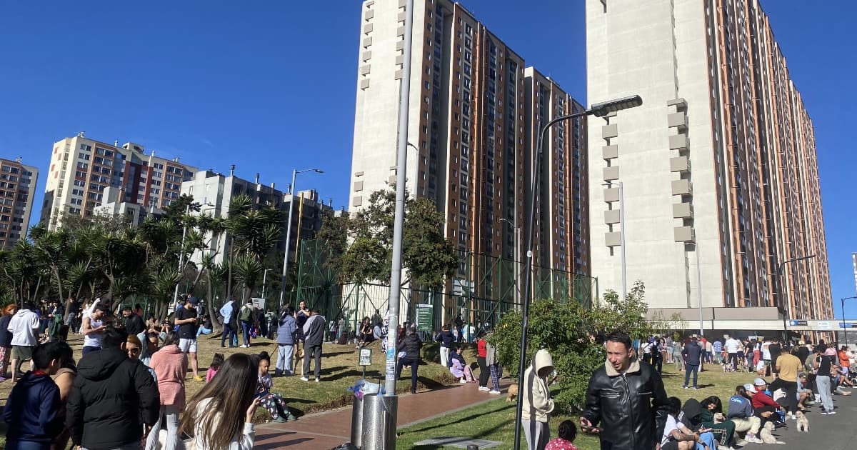 Foto de un ejercicio de evacuación de edificios en Bogotá.