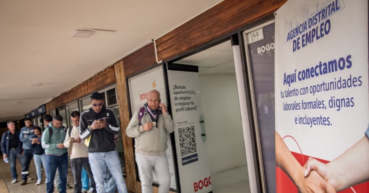 Foto de bogotanos y bogotanas accediendo a la sede de la Agencia Distrital de Empleo en Bogotá.
