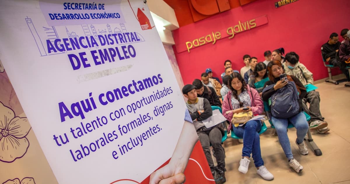 Foto de una feria de empleo en Bogotá.
