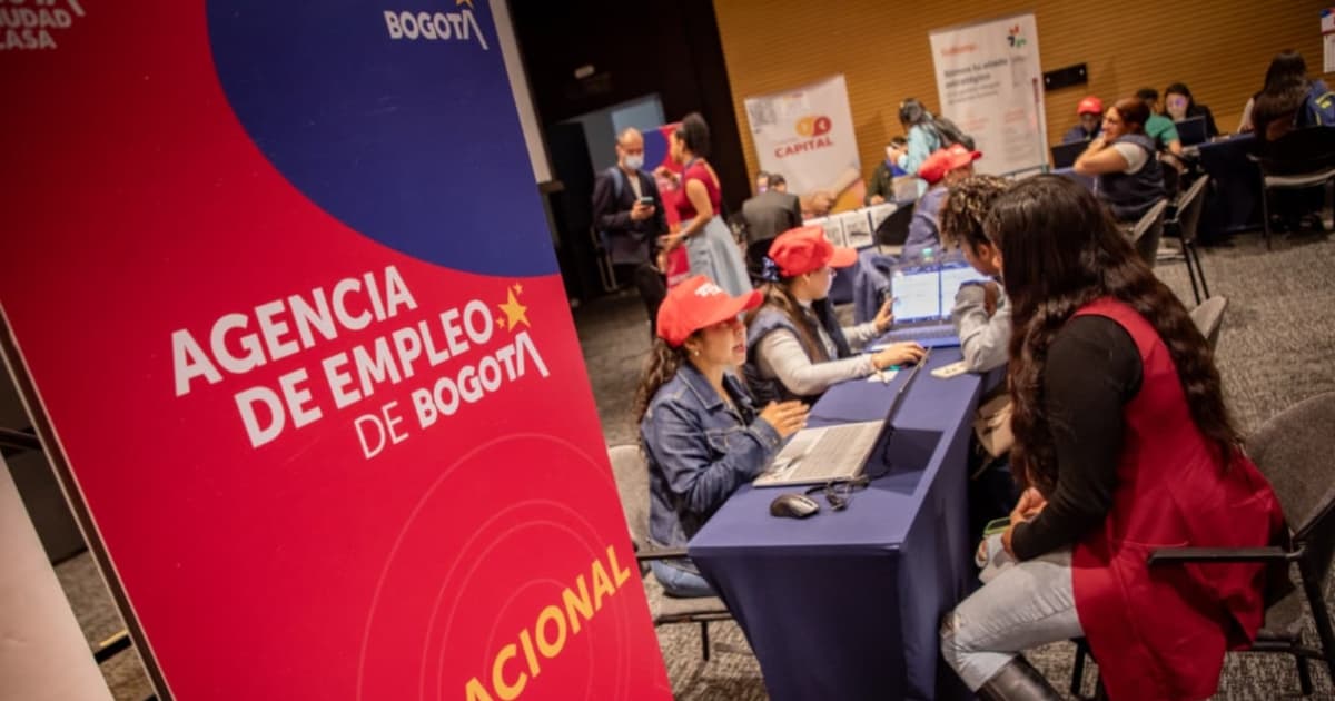 Foto de una feria de empleo en Bogotá.