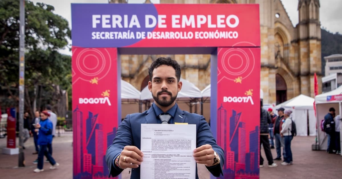 Foto de un joven en una feria de empleo en Bogotá.