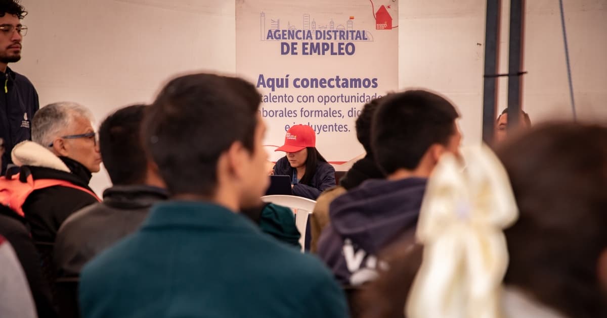 Foto de una feria de empleo en Bogotá.