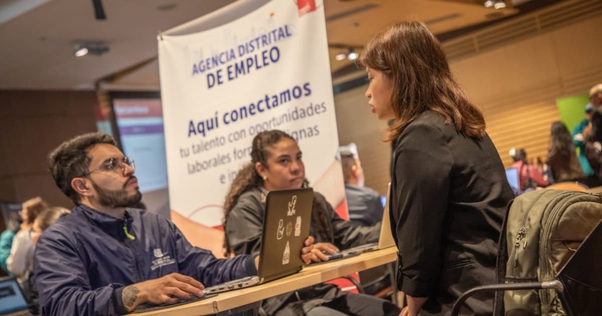 Foto de una feria de empleo en Bogotá.