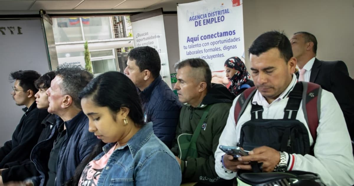Foto de una feria de empleo en Bogotá.