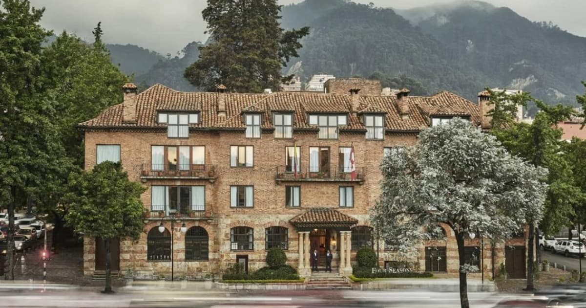 Foto de un hotel en Bogotá y de fondo los Cerros Orientales.