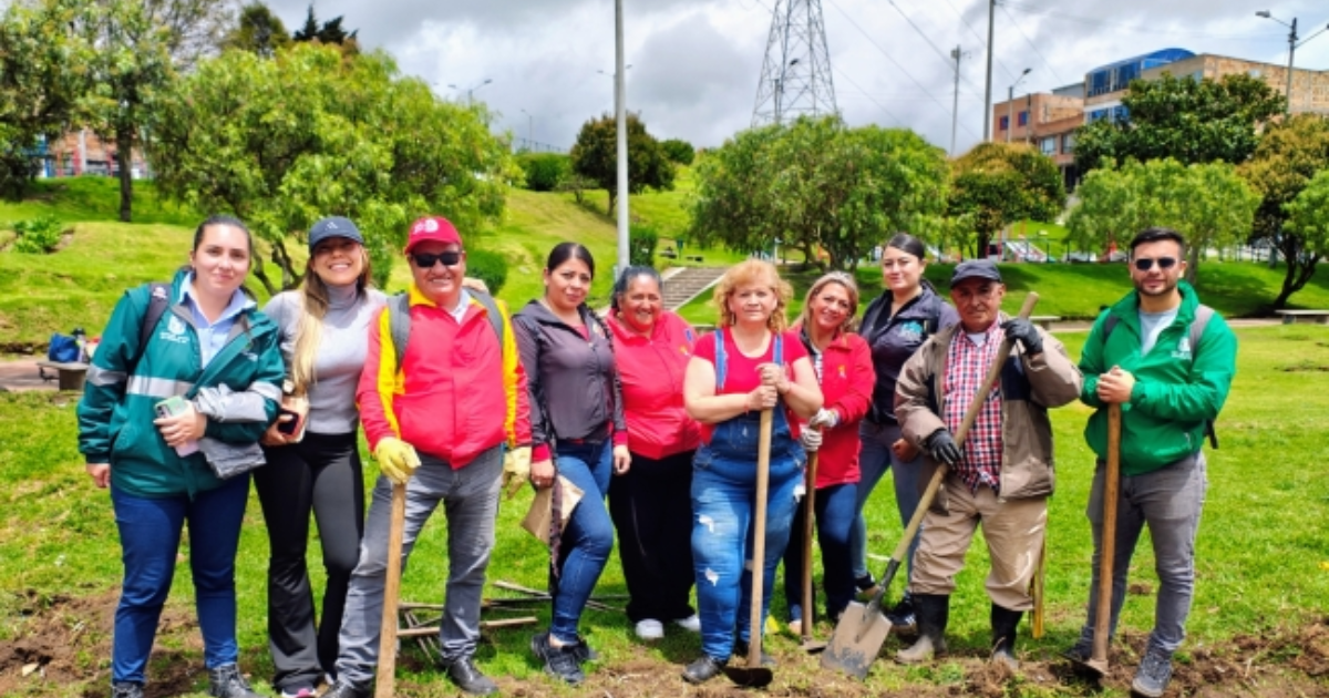 Foto de funcionarios de la Alcaldía Local de Usme en una zona verde