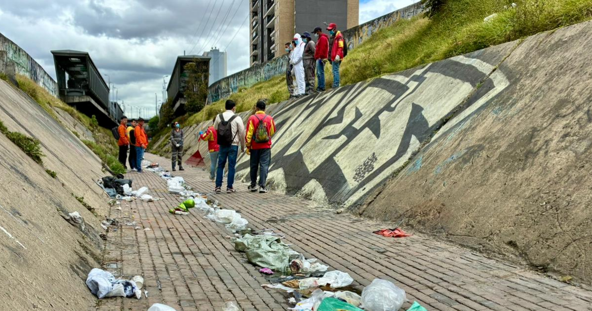 Foto de funcionarios del distrito en operativo de limpieza 