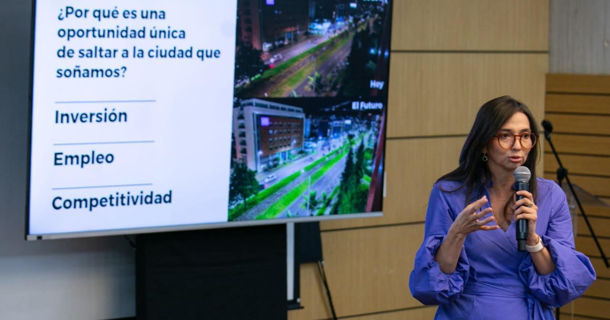 Foto de la secretaria de hacienda en una charla 