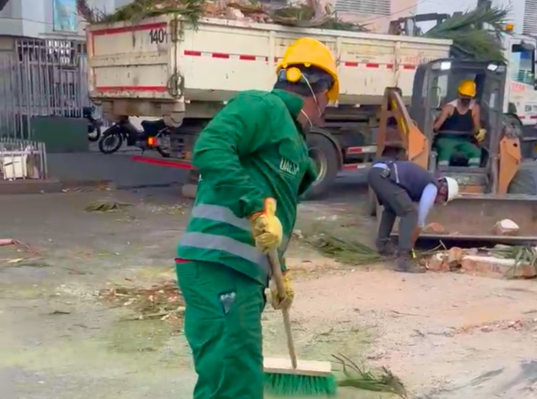 Foto que muestra una persona levantando escombros 