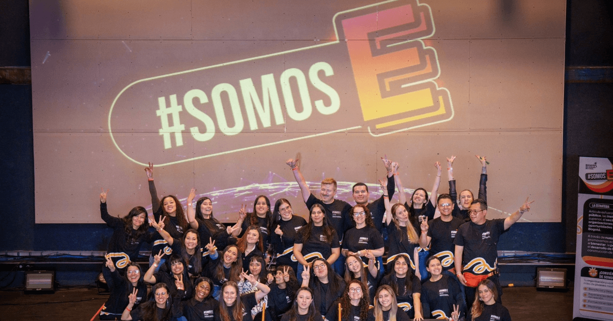 Foto que muestra un grupo de personas celebrando 