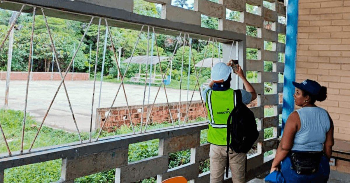 Funcionario del IDIGER con chaleco reflectivo y casco realiza una inspección técnica en una edificación afectada en el departamento del Chocó tras el terremoto del 10 de agosto