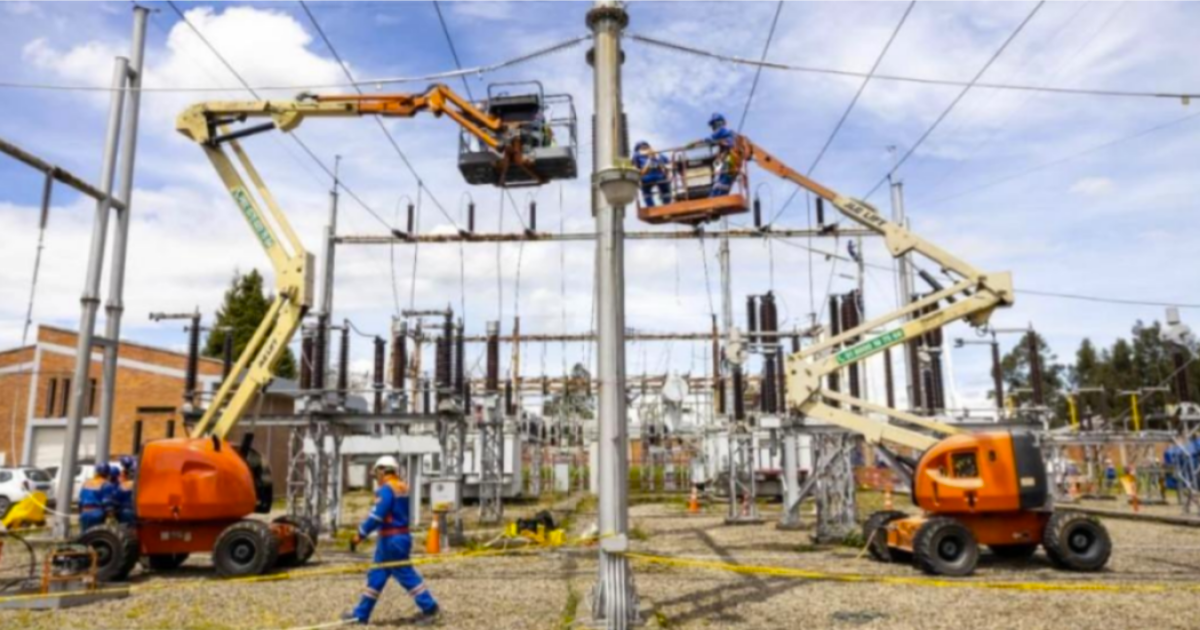 Imagen de dos técnicos de ENEL realizando trabajos en una subestación de energía.