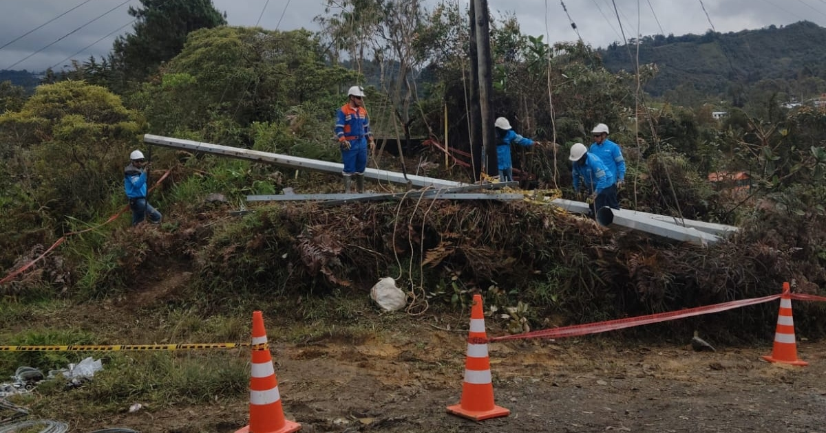 Foto que muestra personas con el uniforme de Enel Colombia 