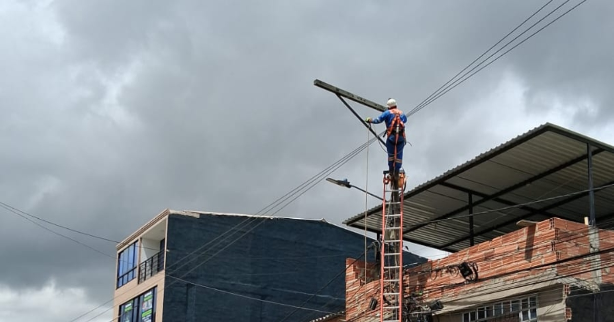Foto que muestra una persona con el uniforme de Enel Colombia 