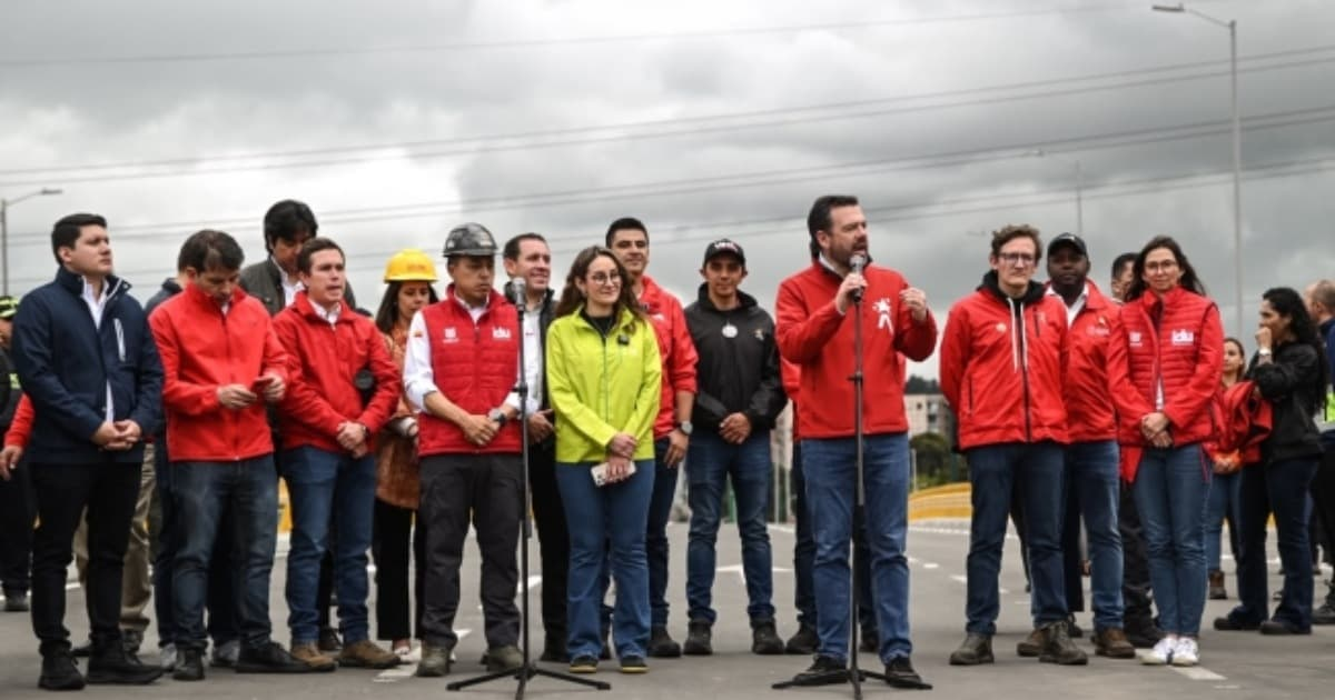Foto del Alcalde Carlos Fernando Galán junto a funcionarios