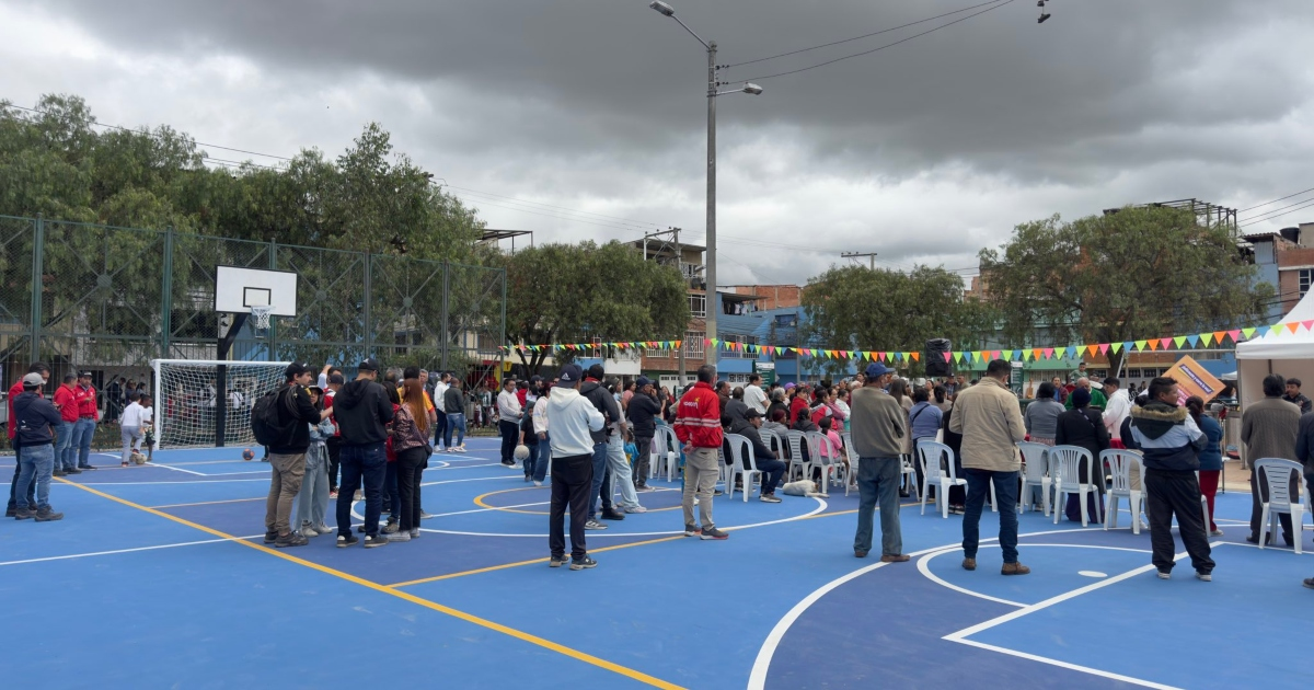 Foto que muestra personas reunidas en un parque público 