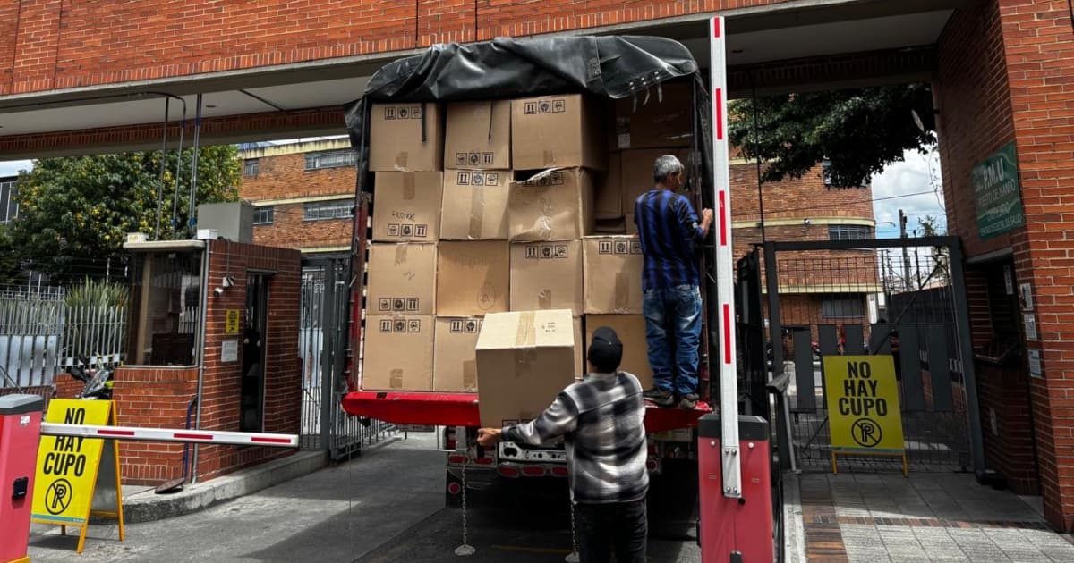 Camión con cajas con medicamentos e insumos médicos