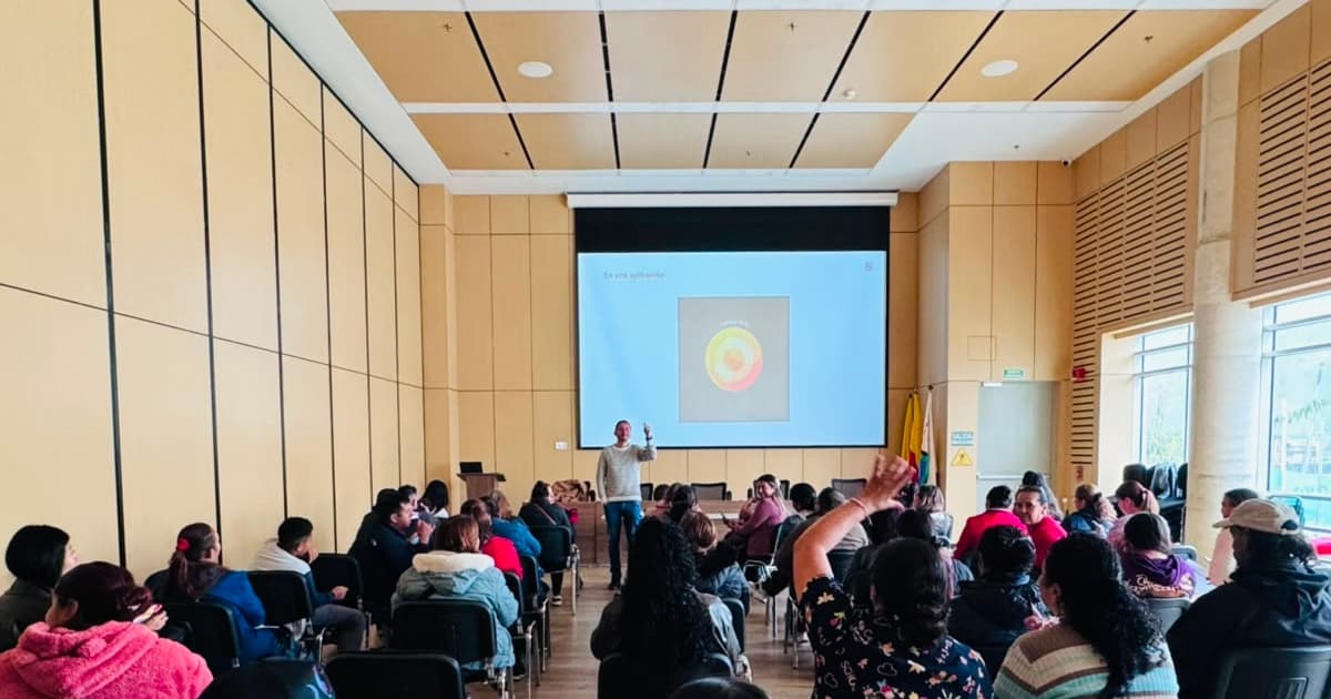 Emprendedores reunidos en un auditorio 