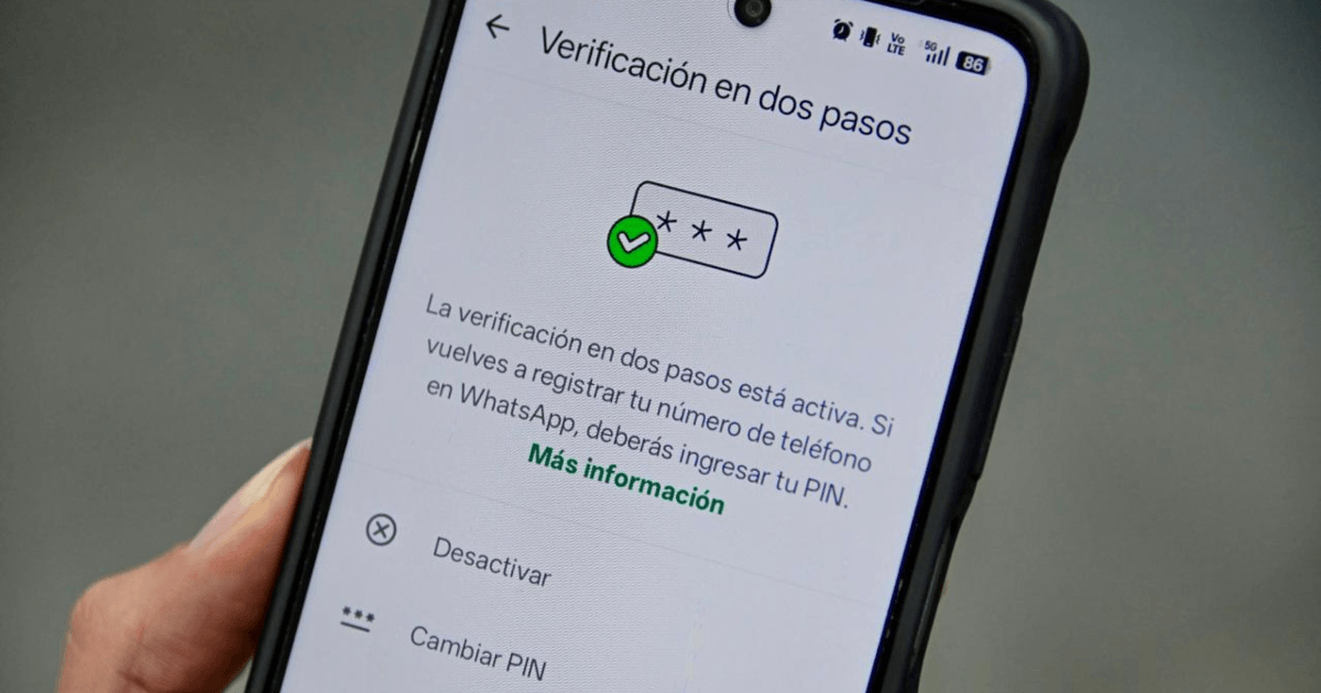 Pantalla de celular en WhatsApp, navegando en la opción de verificación en dos casos.