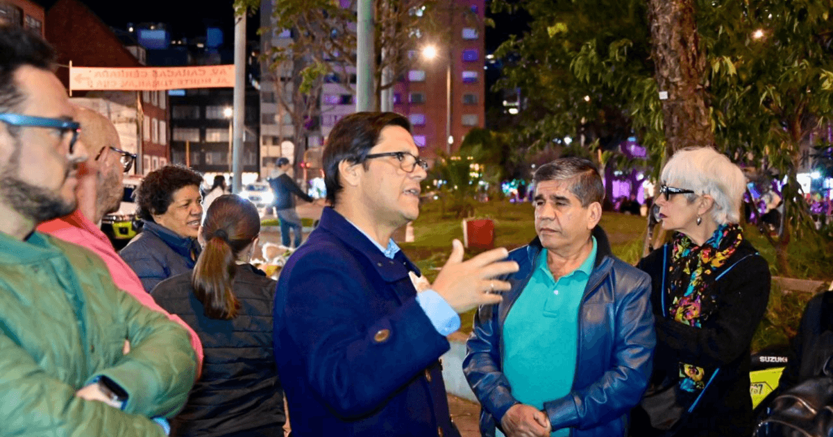 Secretario de Seguridad, César Restrepo, conversando con la comunidad de Chapinero en el parque de los Hippies.