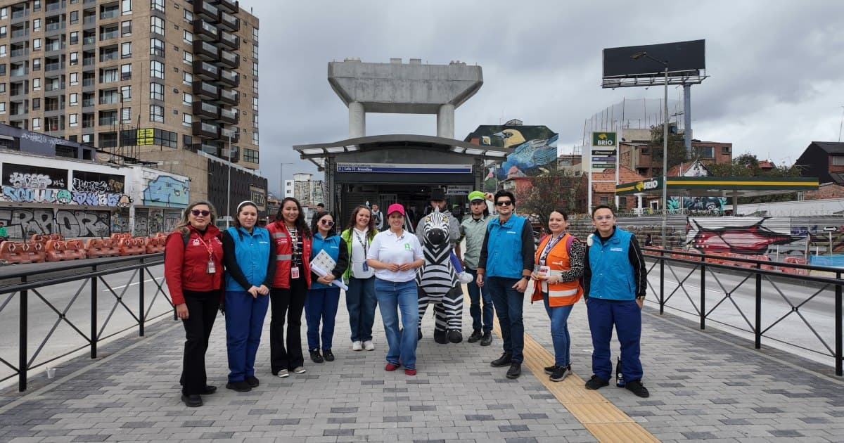 Foto de participantes en actividad 'Estamos en #BogotáModoMetro’